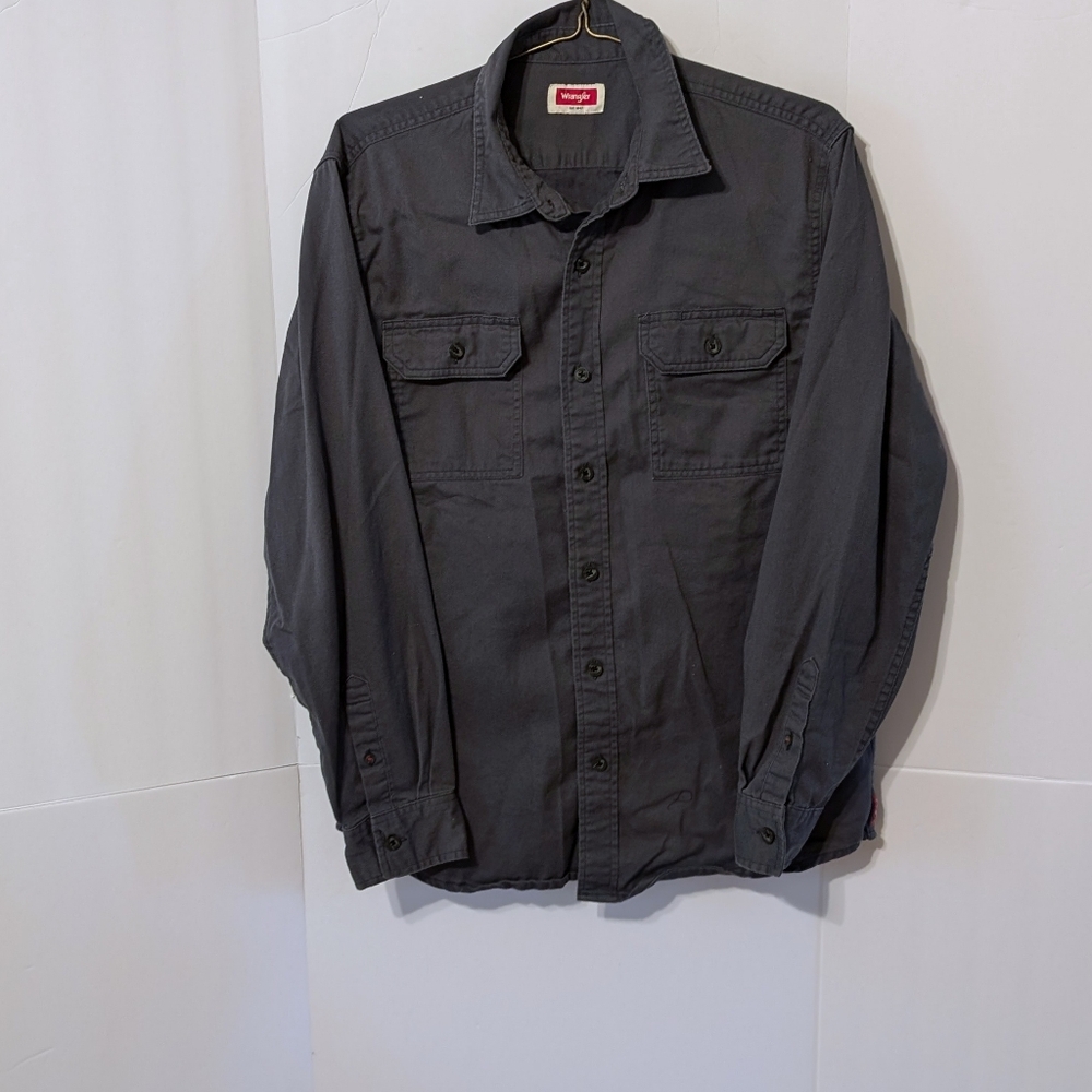 Wrangler's Men's Gray Button Up Work Shirt Size Medium Long sleeve